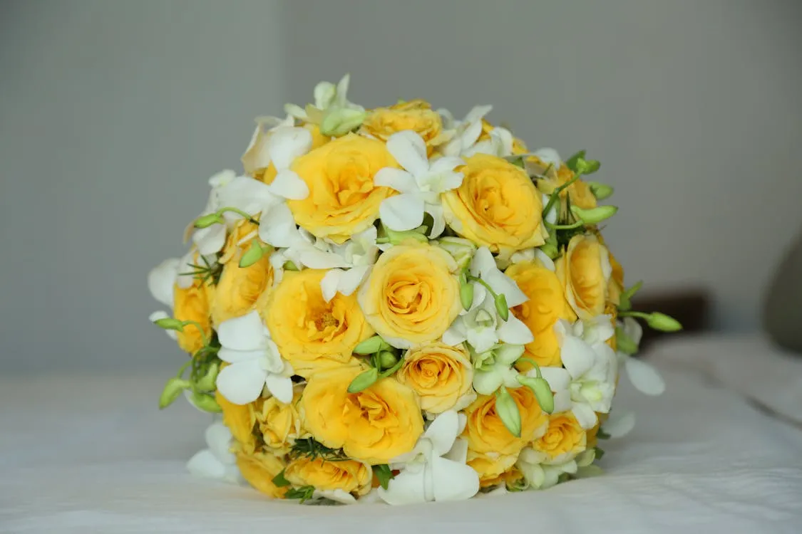 Beautiful Pairings Mixing Yellow Roses With Other Colours