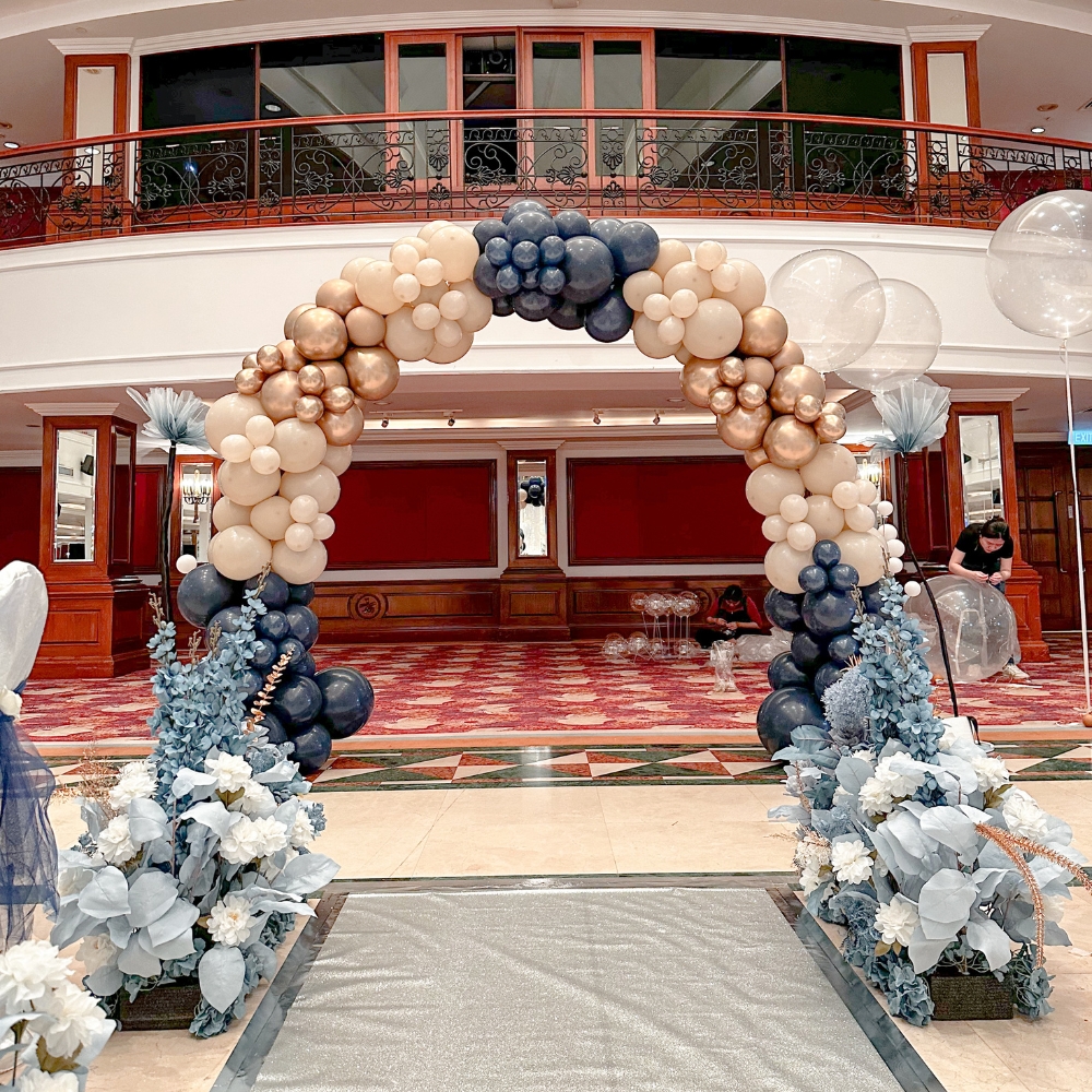 Organic balloon arch