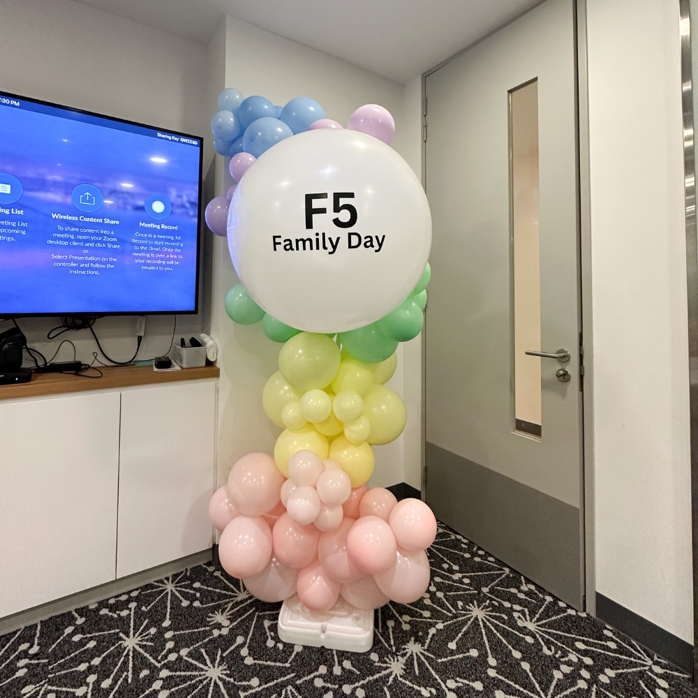Standing organic balloon garland